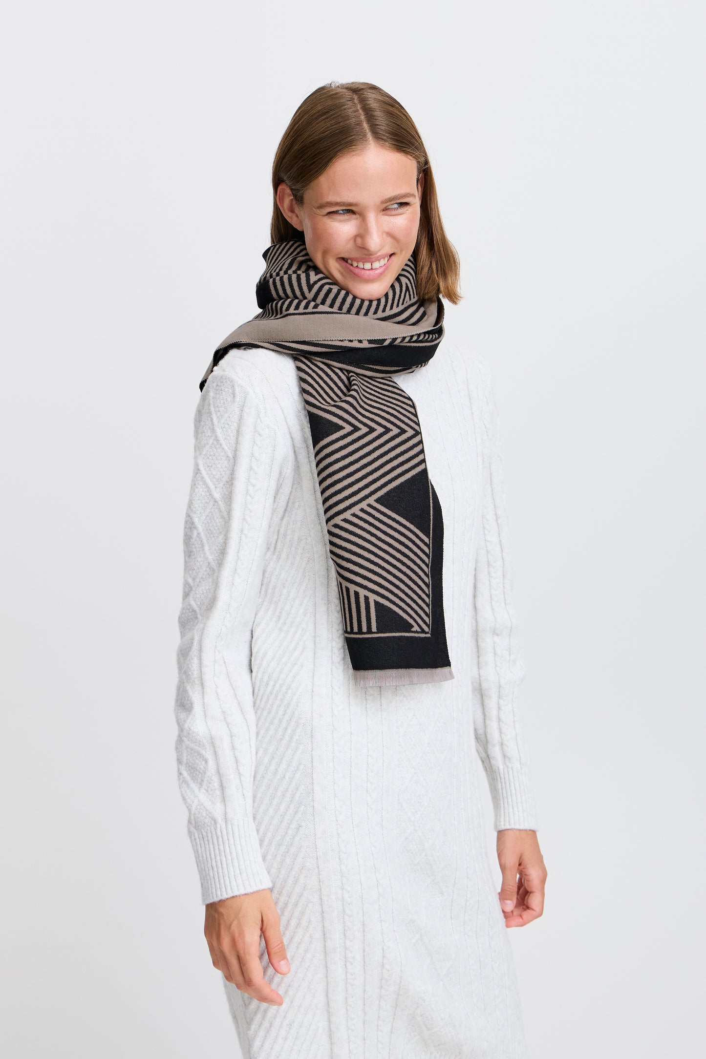 B Young Bavibi Geometric Scarf | Black Mix