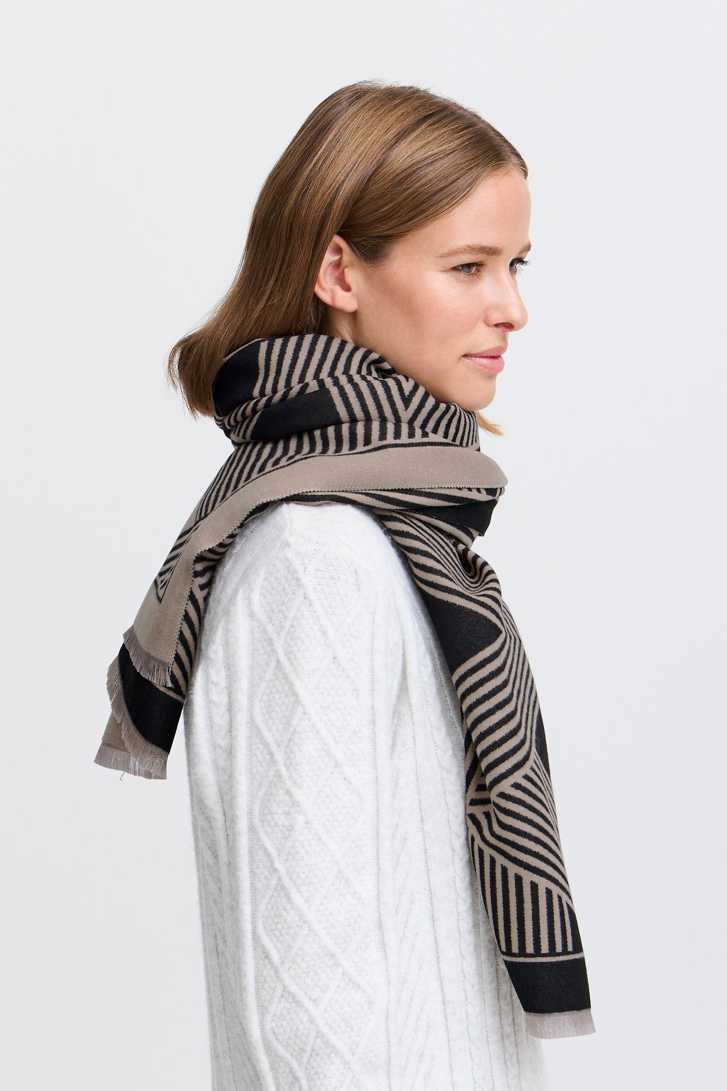 B Young Bavibi Geometric Scarf | Black Mix